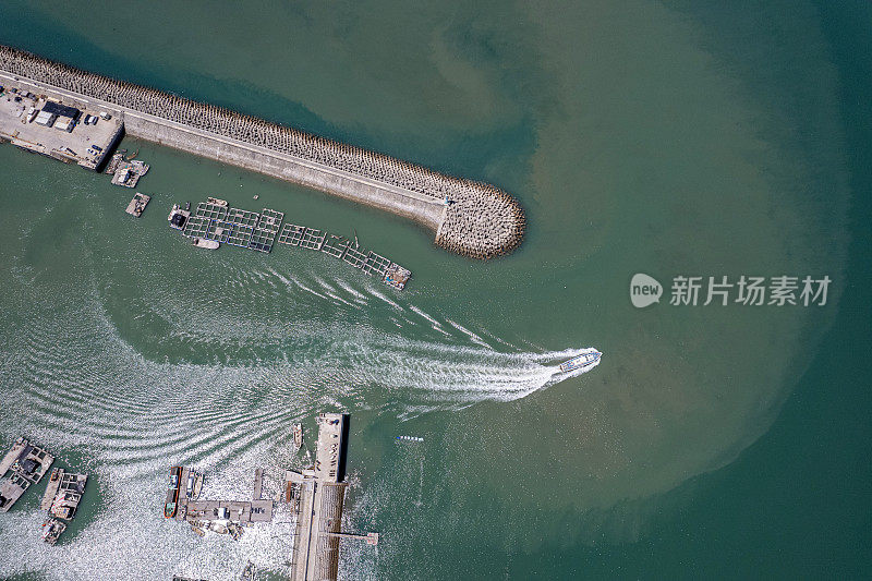 渔船驶出渔港码头的水坝