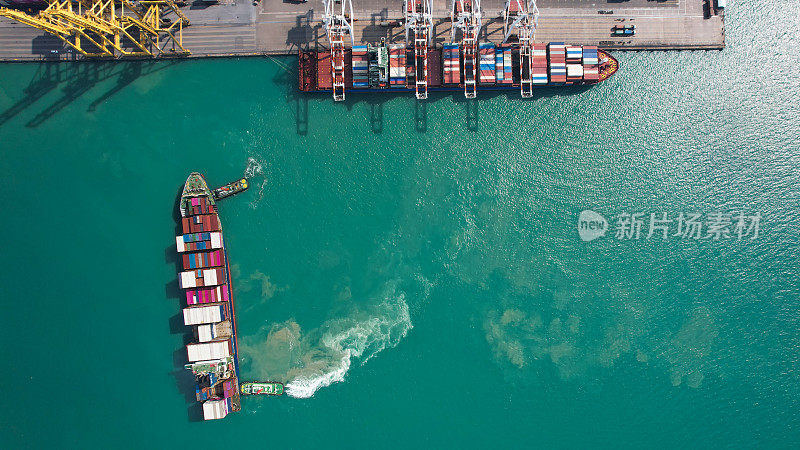 集装箱货船到达海港，海运，物流俯视图