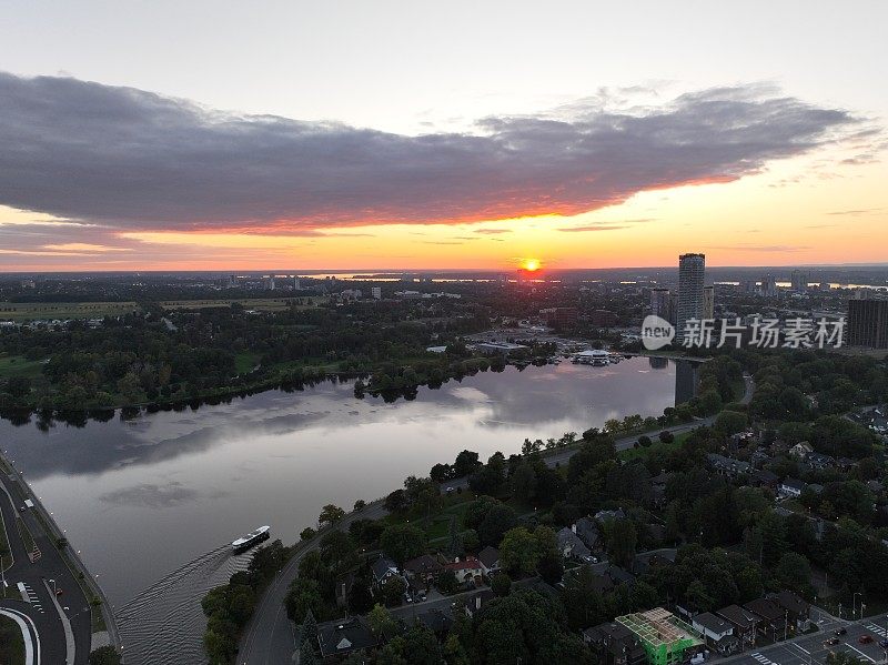 日落时分飞越渥太华的里多河