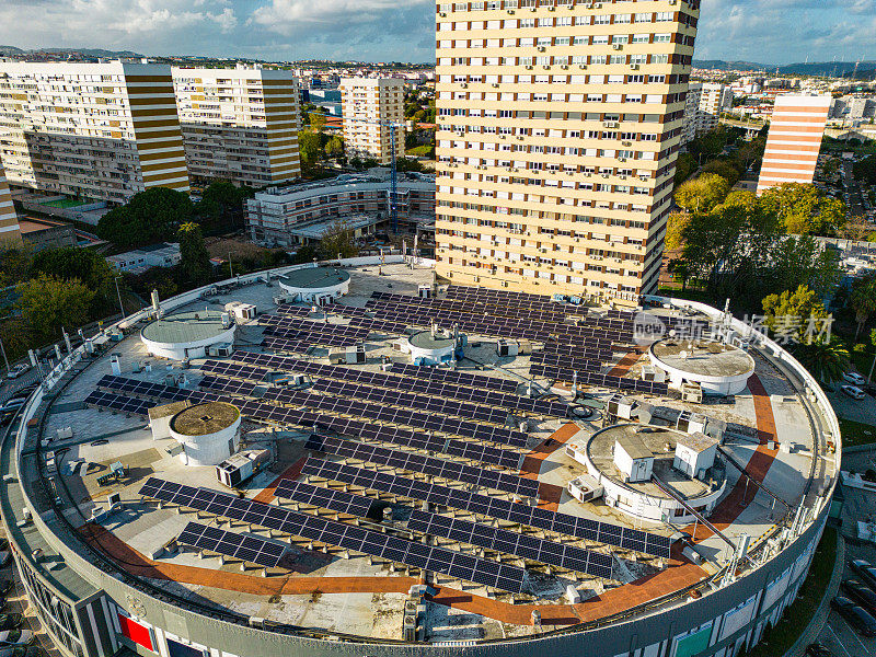 太阳能电池板放置在一个住宅区的航拍图像，葡萄牙里斯本