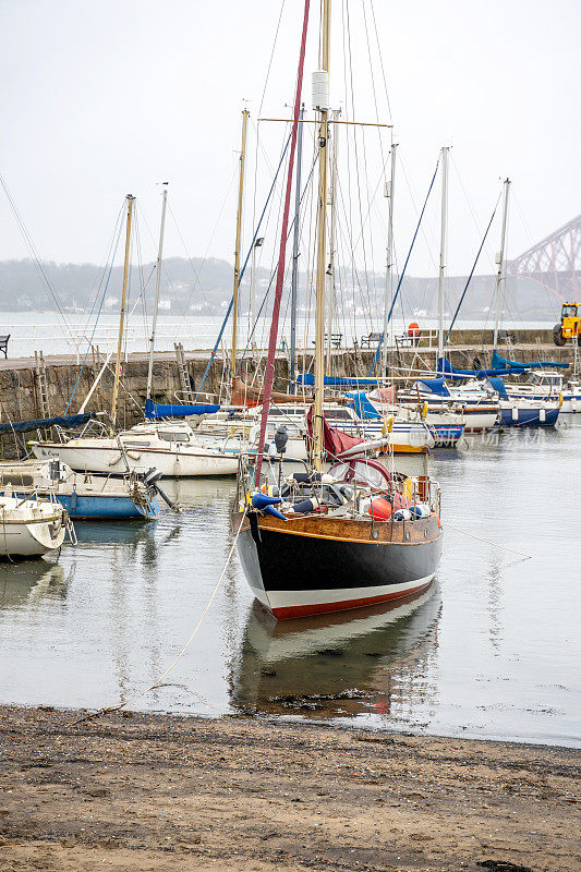 帆船停泊在苏格兰港口