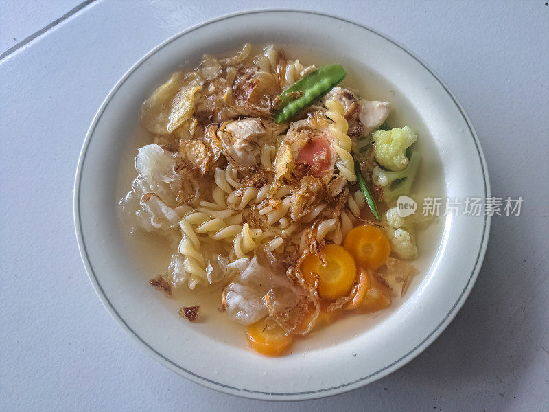印尼的婚礼汤。配雪豆，胡萝卜，意大利面，雪蘑菇，西兰花，炸洋葱，薯片和鸡肉。食品菜单。