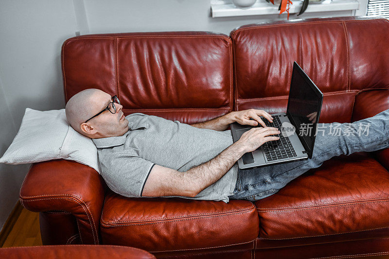癌症患者化疗后在沙发上用笔记本电脑放松