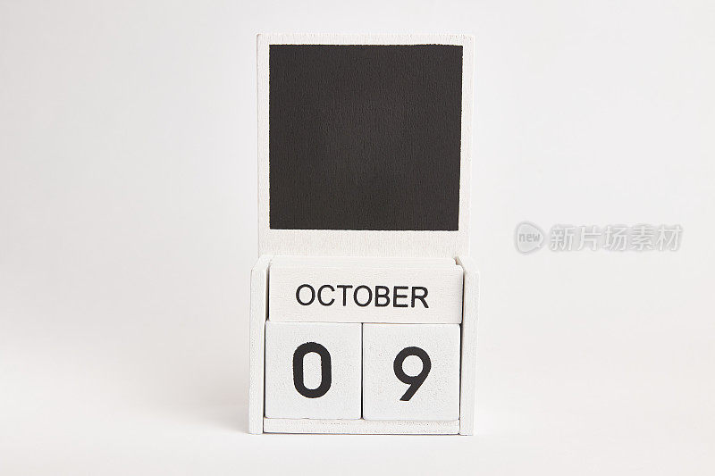 日期为10月9日的日历和设计师的空间。说明某一特定日期的事件。