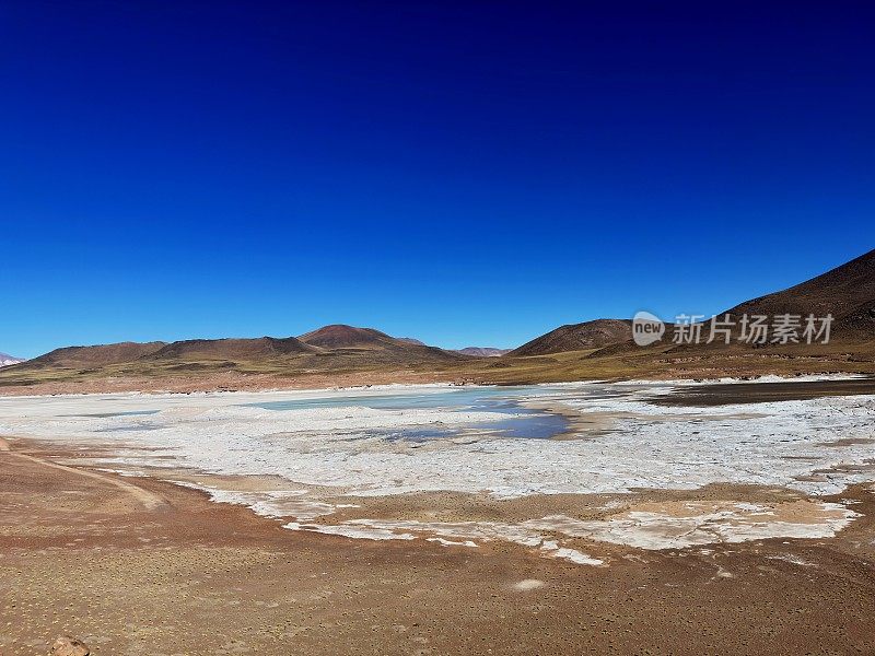 米斯坎蒂湖是一个咸淡水湖泊，位于智利北部安托法加斯塔地区的高地。