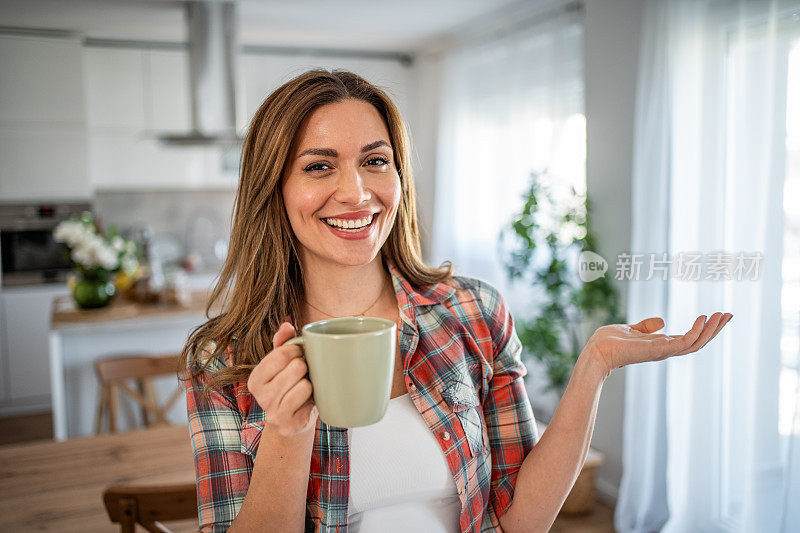 早晨舒缓的节奏——一位年轻女子在厨房里享受着早晨的咖啡