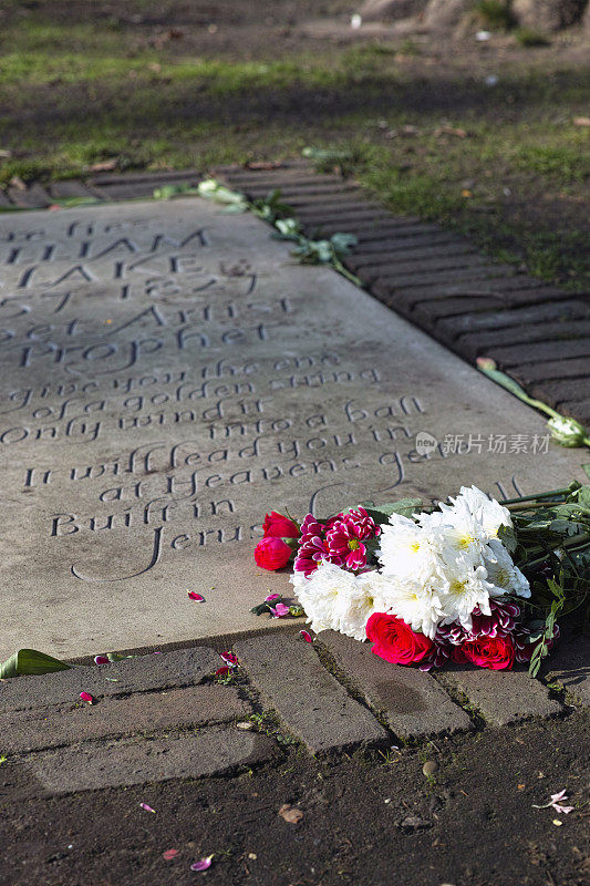 伦敦邦希尔地区威廉·布莱克墓前的鲜花