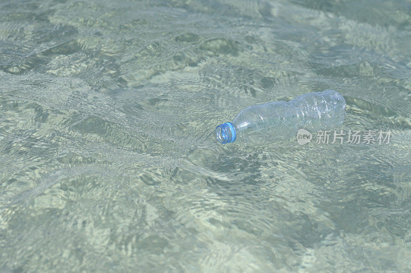 瓶子垃圾漂浮在海里