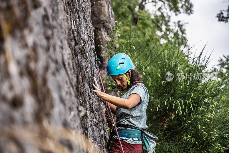 女登山者爬山