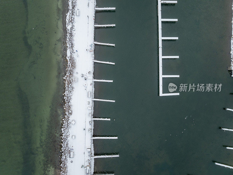 冬季下午的航拍图像的码头在兰辛，纽约，在卡尤加湖的东侧。