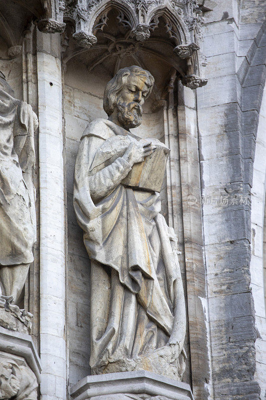 布鲁塞尔大教堂外的华丽雕像