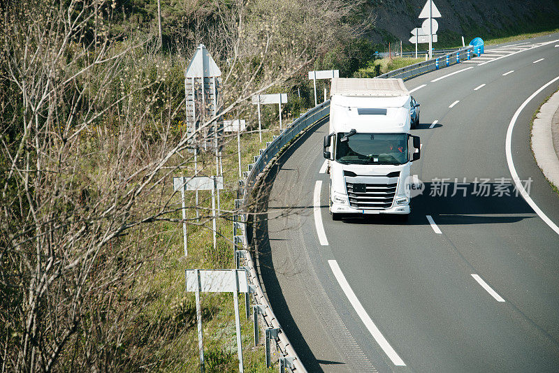 高速公路上的半挂车