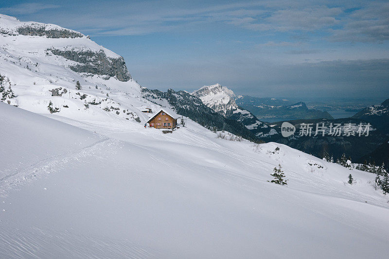 雪山上的山间小屋