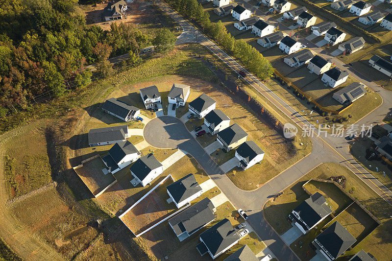 鸟瞰图，在南卡罗来纳附近街道的死胡同尽头，房屋拥挤不堪。家庭住宅作为美国郊区房地产开发的范例