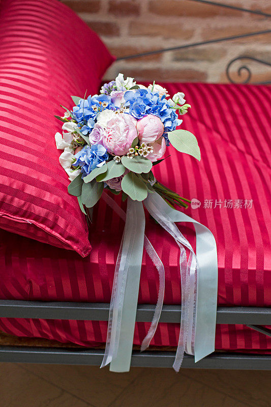 沙发上的新娘花束
