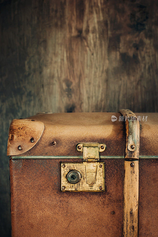 一个老式行李箱上的锁的细节