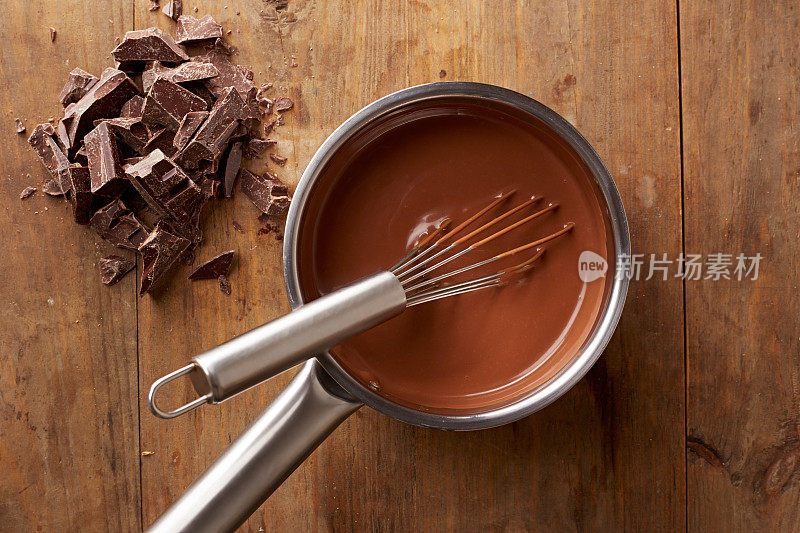 俯视图融化的巧克力在一个锅与搅拌器