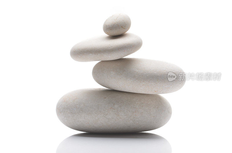 平衡的鹅卵石，孤立在白色的背景反射