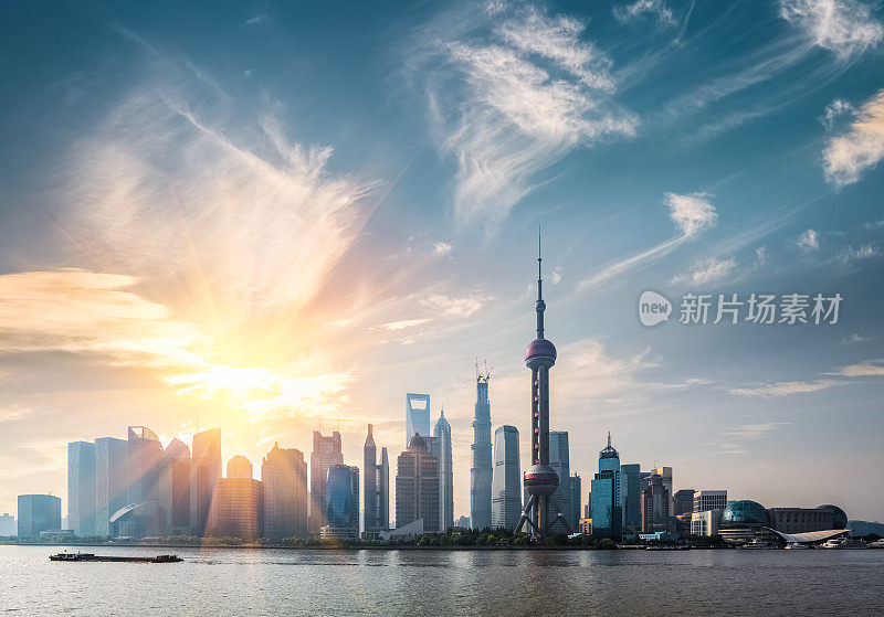 阳光明媚的早晨，上海的天际线