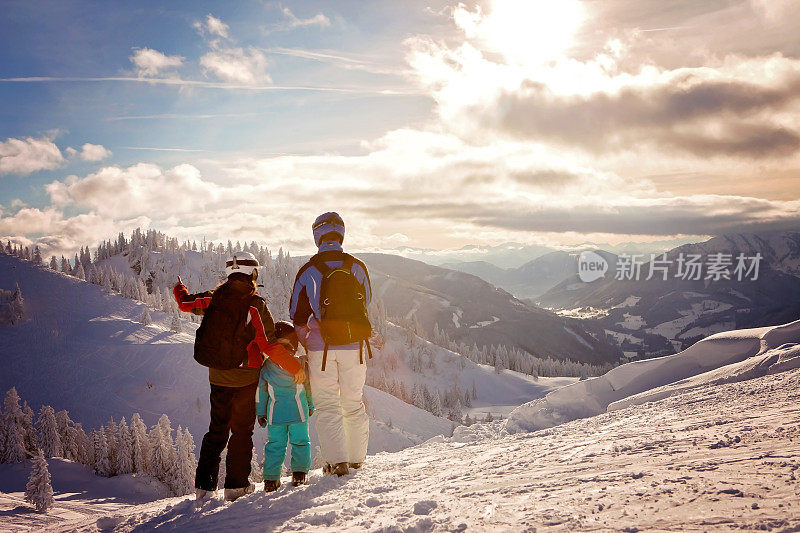 在滑雪场穿着冬装的幸福家庭