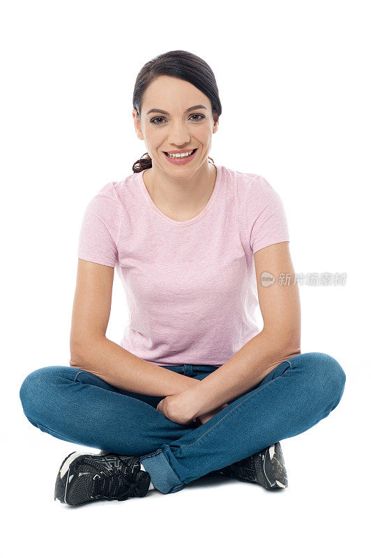 一个女人坐在地板上的画面