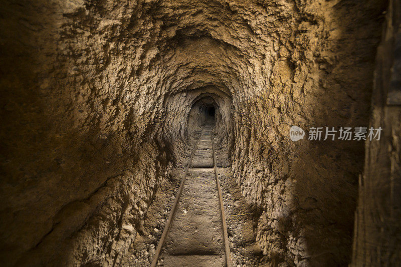 内华达沙漠中废弃的金矿隧道或竖井。