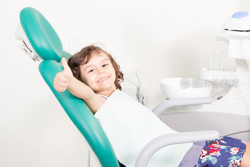 快乐可爱的小女孩在牙科诊所