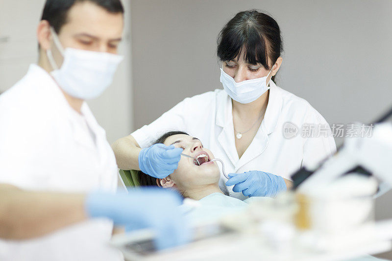 治疗病人牙痛的牙医