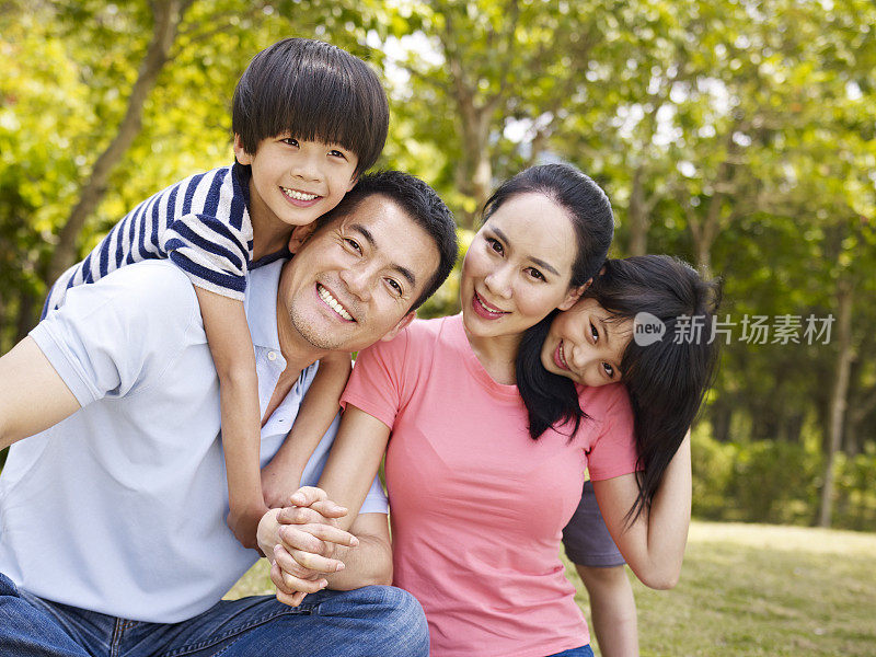 快乐的亚洲家庭在公园