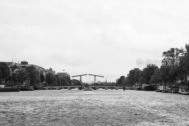 荷兰阿姆斯特丹的水路历史桥