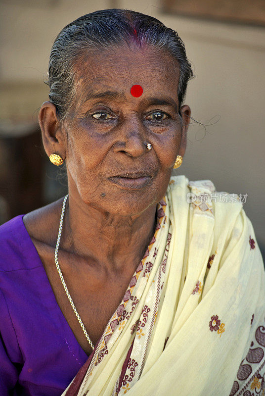 身着纱丽的印度农村老年妇女的肖像
