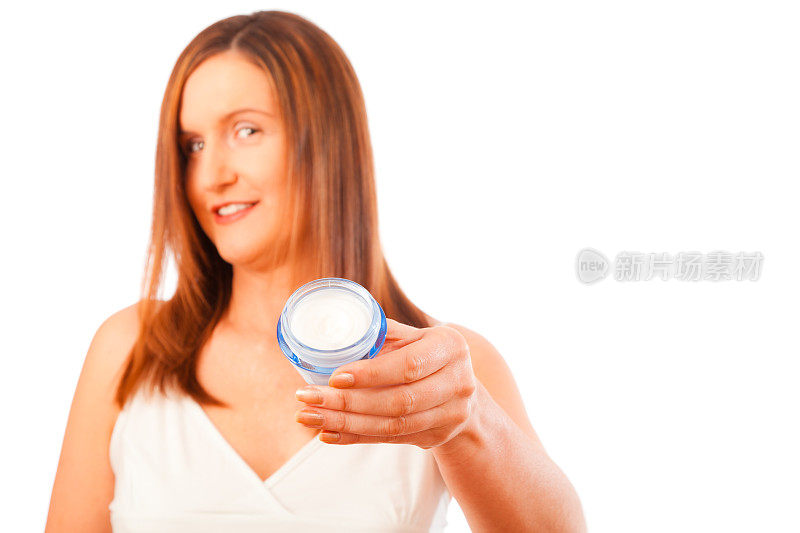 抗衰老概念:四十多岁的女性使用护肤霜
