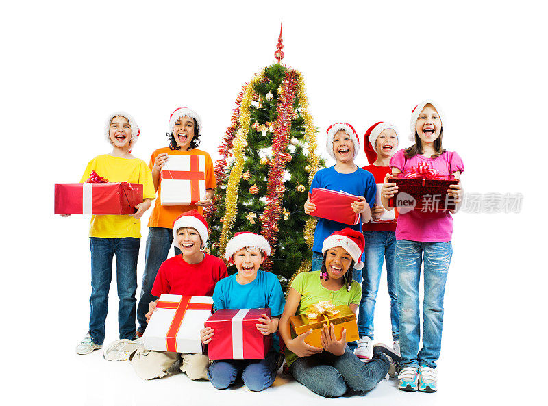 兴高采烈的孩子们拿着圣诞礼物。