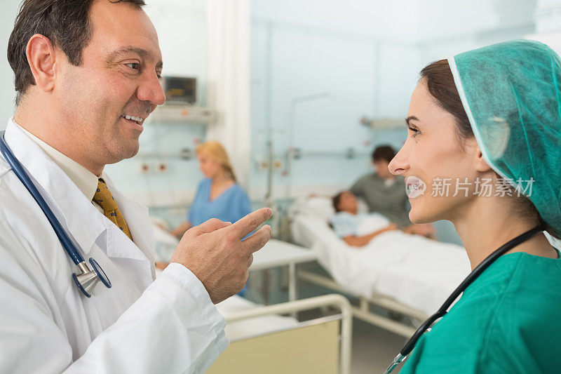 微笑的护士和医生在病房里交谈