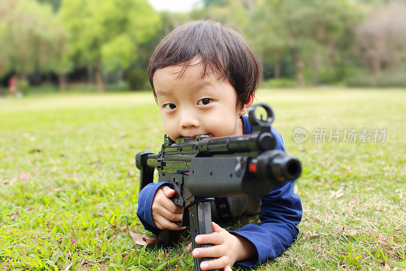 孩子们想玩玩具枪