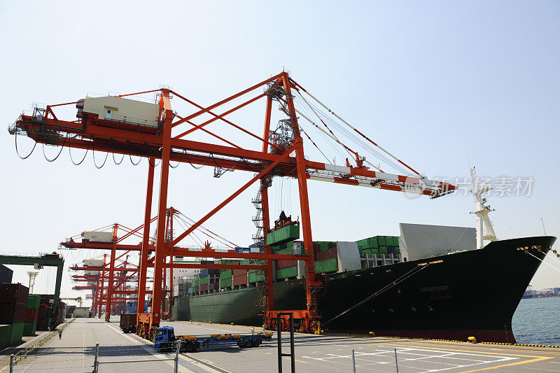 大型集装箱船在东京湾港口装载