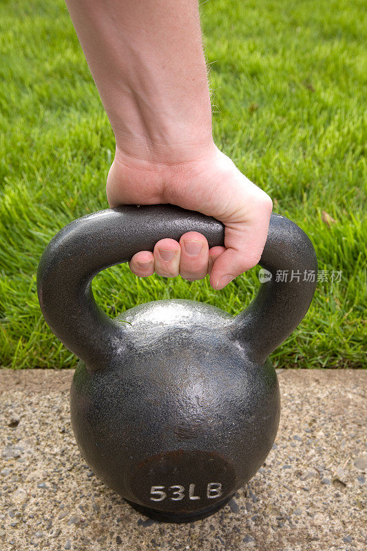 拿着Kettlebell