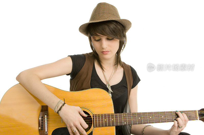 摇滚女孩演奏原声吉他