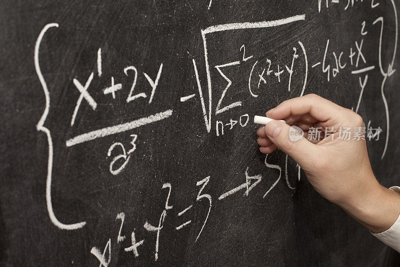 老师在黑板上手写复杂的数学公式