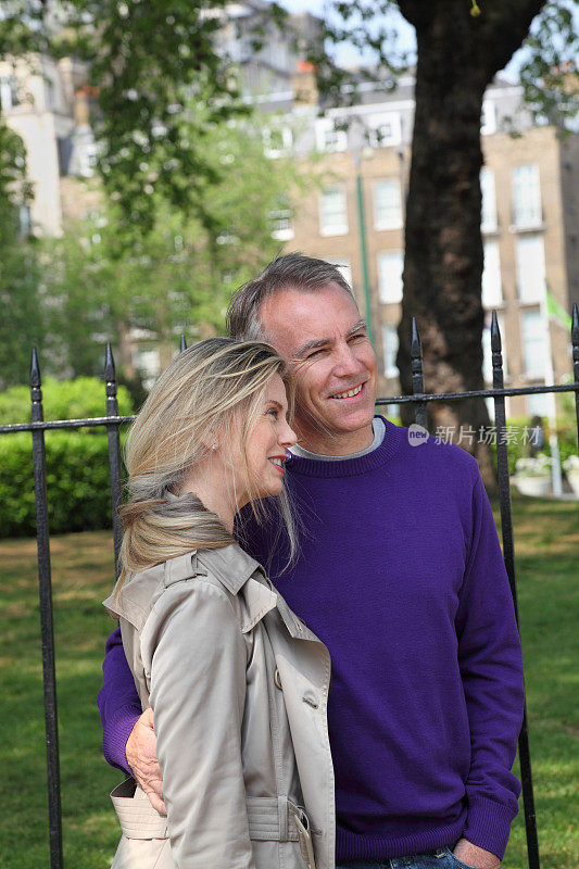 成熟的退休白人夫妇在伦敦公园快乐的一天