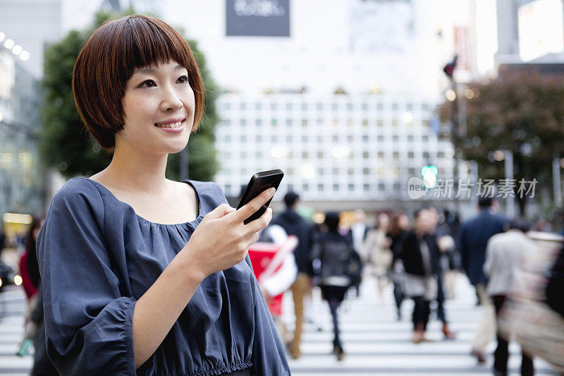 年轻女子使用智能手机