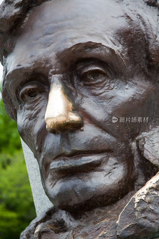 伊利诺斯州斯普林菲尔德林肯墓的雕像