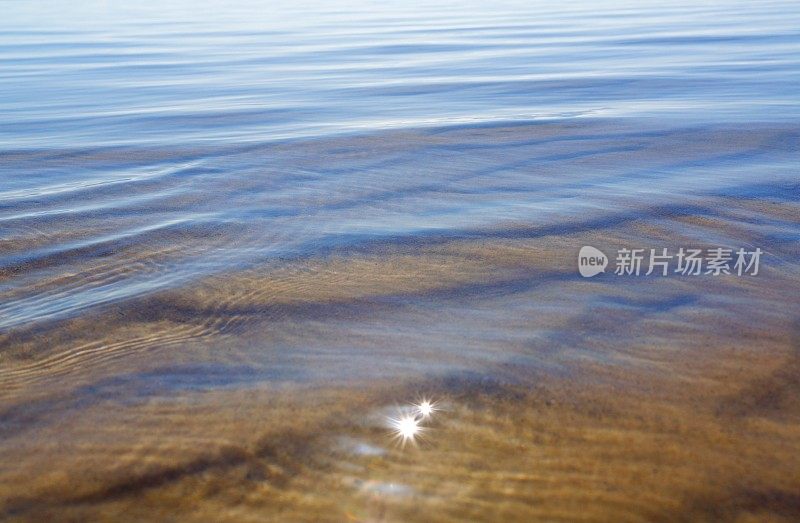 浅水在沙上泛起涟漪