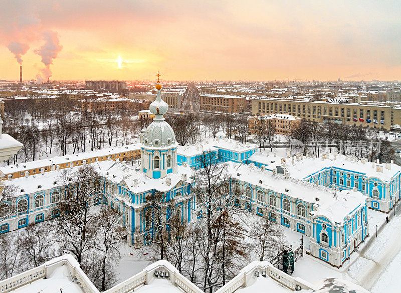 圣彼得堡斯摩尼大教堂冬季城市景观，俄罗斯
