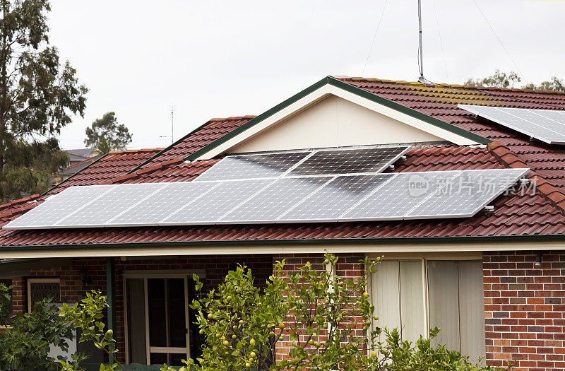 私人住宅屋顶上的太阳能电池板