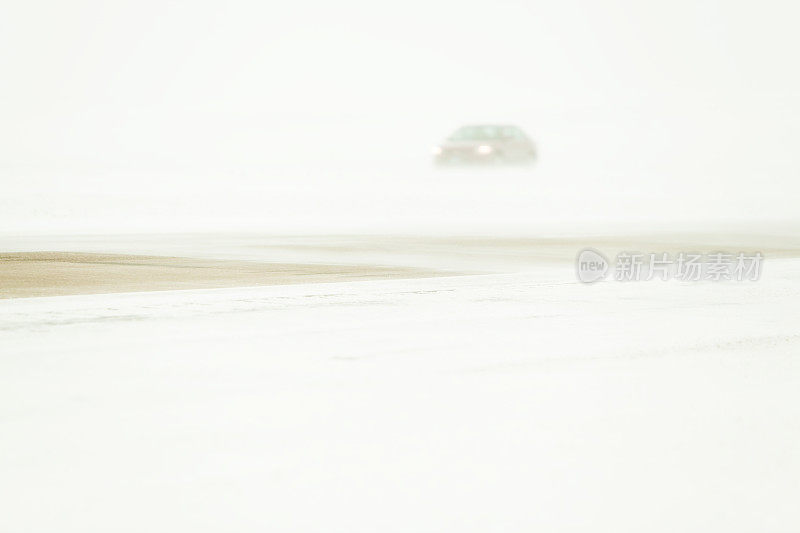 高速公路上的冬季暴风雪