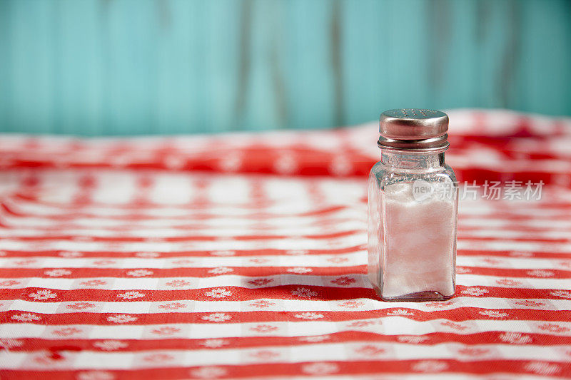 红色格子桌布上的盐。野餐,餐厅。