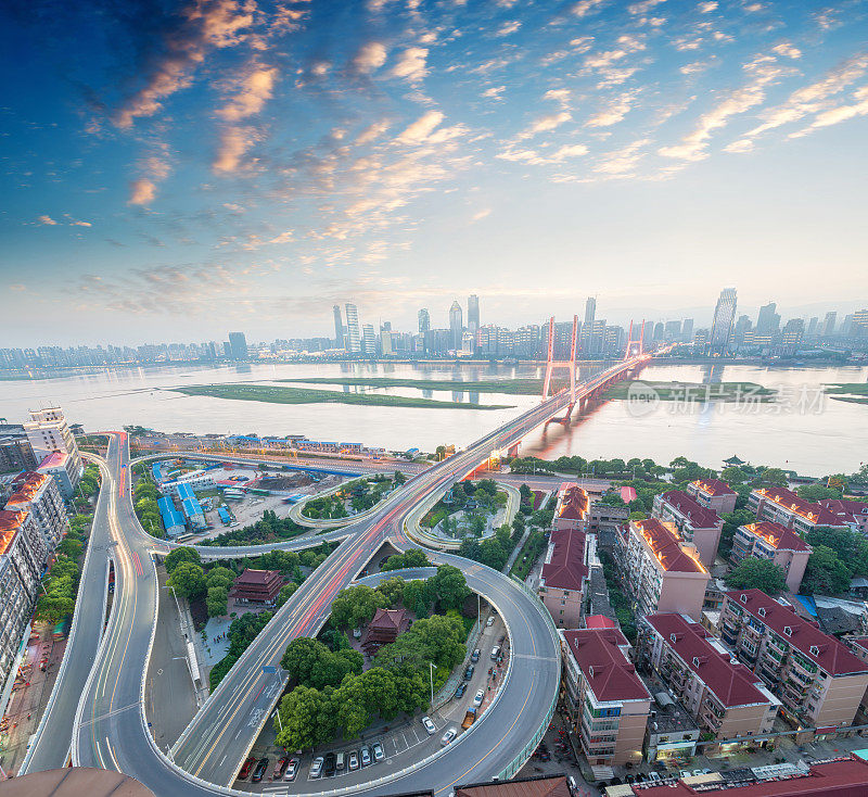 俯瞰上海高架道路上模糊的车辆运动