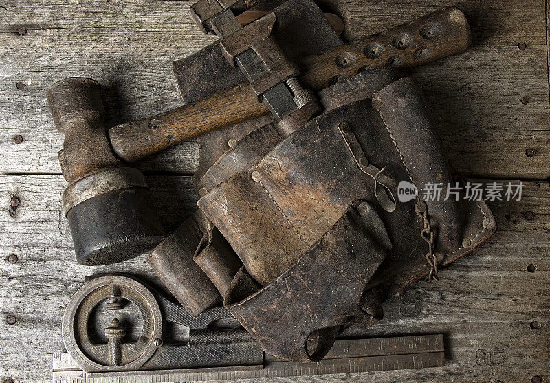 旧的乡村工具带和古董工具在破旧的木头上