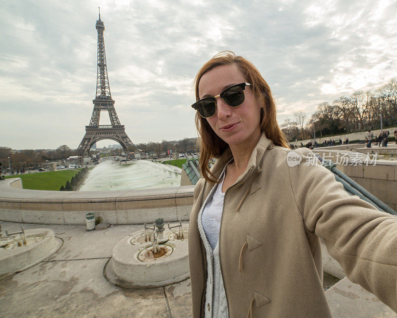 一名游客在巴黎埃菲尔铁塔自拍